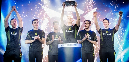 菲尼克斯归来 星际龙骑士重返风暴英雄战场